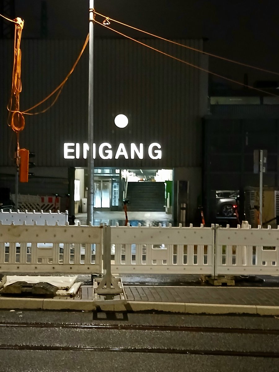 Tori97832288's tweet image. #AlphabetChallenge #WeekVforVowels
Entrance Essen central station