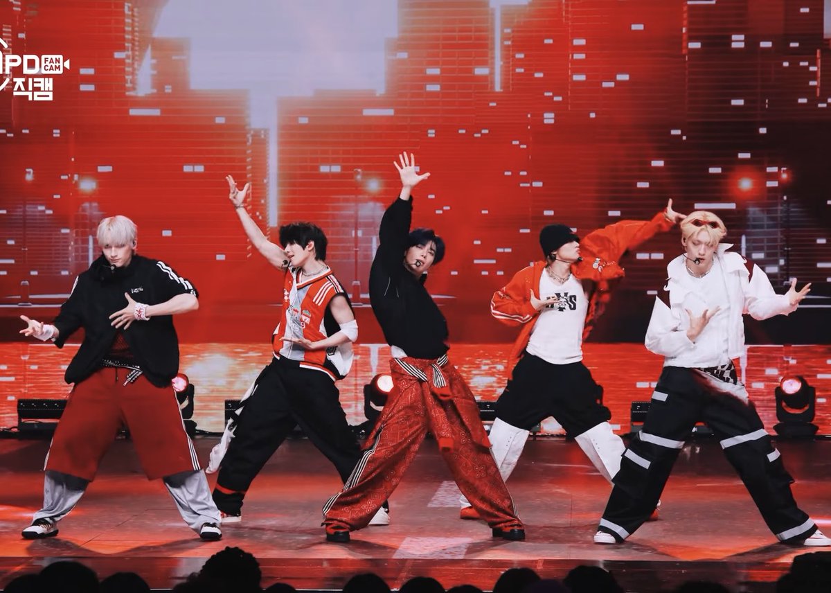 TXT_13EOMGYU's tweet image. TXT DOMINATION AT 2025 MAMA AWARDS TODAY!!
MOA LET&apos;S BE LOUD🔥

THE TXT EFFECT AT MAMA 
#TXTRewritesMAMA
#TOMORROW_X_TOGETHER