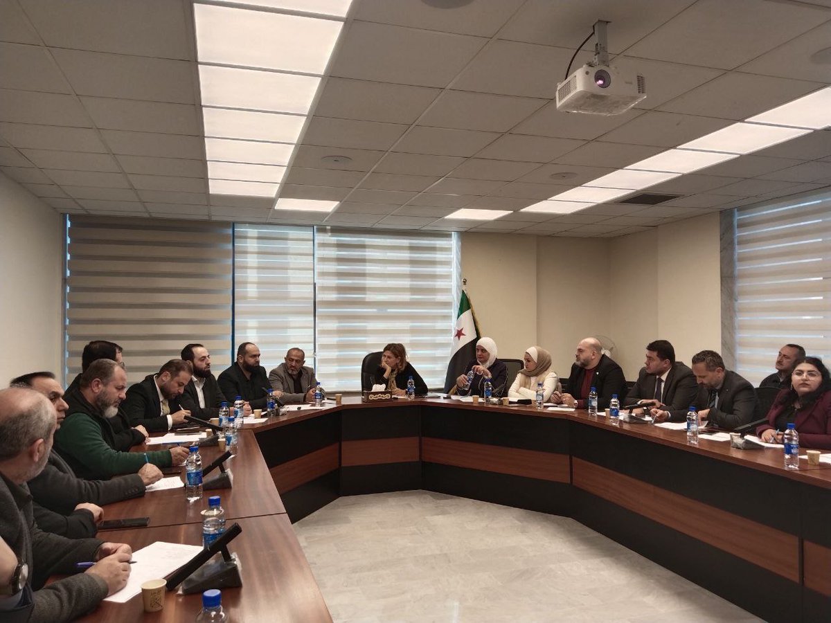 SyMOSAAL's tweet image. اجتماع في وزارة الشؤون الاجتماعية لبحث خطوات معالجة ظاهرة التسول وإطلاق الحملة الميدانية

عقدت وزارة الشؤون الاجتماعية والعمل اجتماعاً برئاسة الوزيرة &quot;هند قبوات&quot;، وبحضور ممثلين عن محافظة دمشق و محافظة ريف دمشق و الوزارات المعنية والشريكة