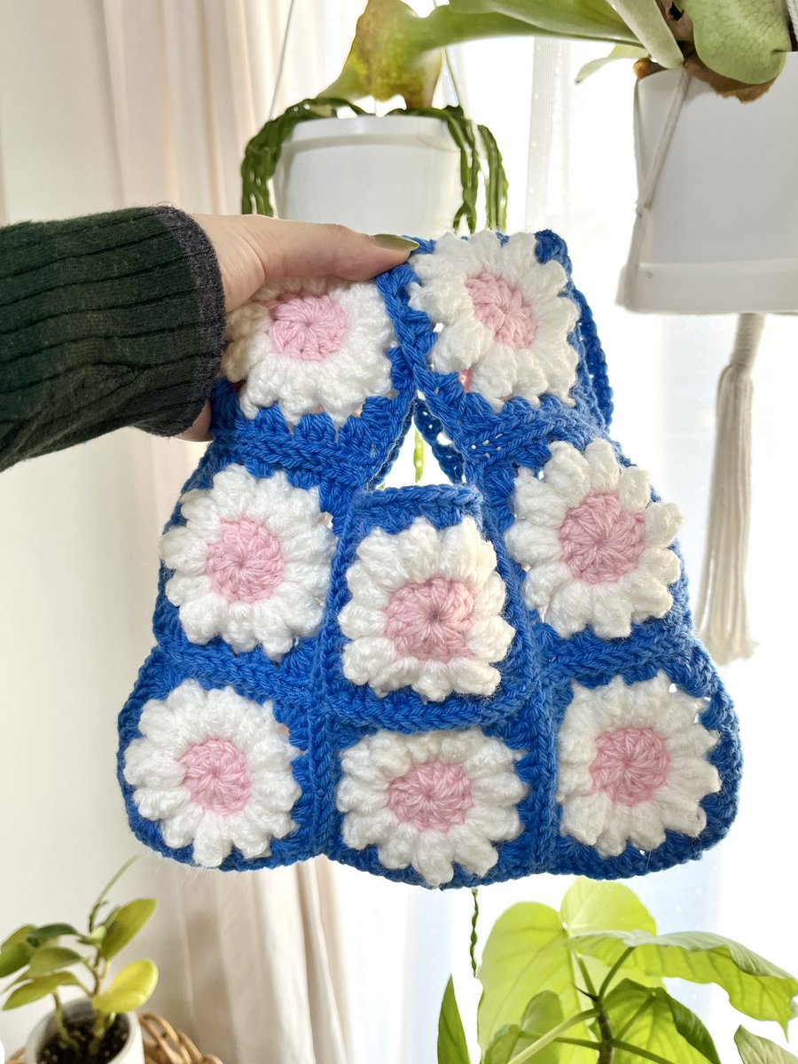 今週、寝る前にこつこつ編んでいたお花のバッグが完成🌼