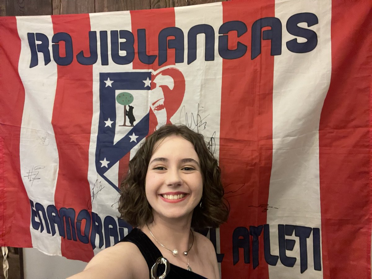 Anoche viví una de esas experiencias que no se olvidan. Fui invitada por Casilda, presidenta de la Peña Rojiblancas ( <a href="/rojiblancasATM/">RojiblancasATM</a> ), a cantar el ❤️himno del Atleti🤍 en su cena de Navidad 🎄 . Los que me seguís por redes, sobre todo en TikTok, sabéis de mi afición por el⬇️
