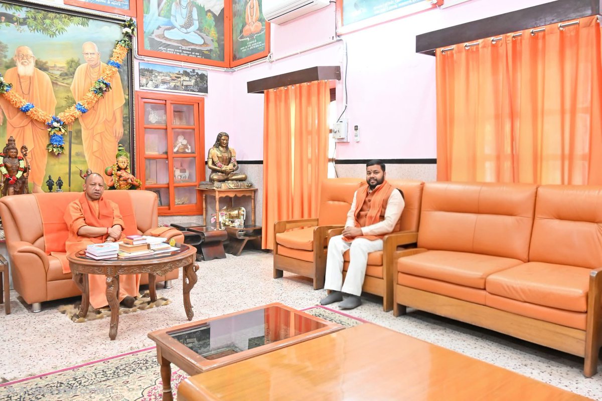 आज गोरखपुर में परम् पूज्य गोरक्षपीठाधीश्वर योगी आदित्यनाथ जी महाराज (मुख्यमंत्री ऊ प्र सरकार) का आशीर्वाद प्राप्त हुआ ।।