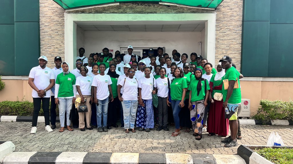 niraworks's tweet image. Our 20th Anniversary Community Walk kicked off in grand style yesterday from NiRA secre.

📸 2: Team banner holders and the NiRA president: Mr. Adesola Akinsanya walking to celebrate Nigeria online

#celebrating20years #ngdomains