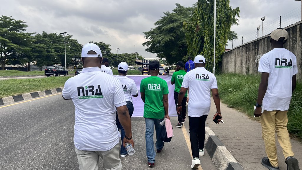 niraworks's tweet image. Our 20th Anniversary Community Walk kicked off in grand style yesterday from NiRA secre.

📸 2: Team banner holders and the NiRA president: Mr. Adesola Akinsanya walking to celebrate Nigeria online

#celebrating20years #ngdomains