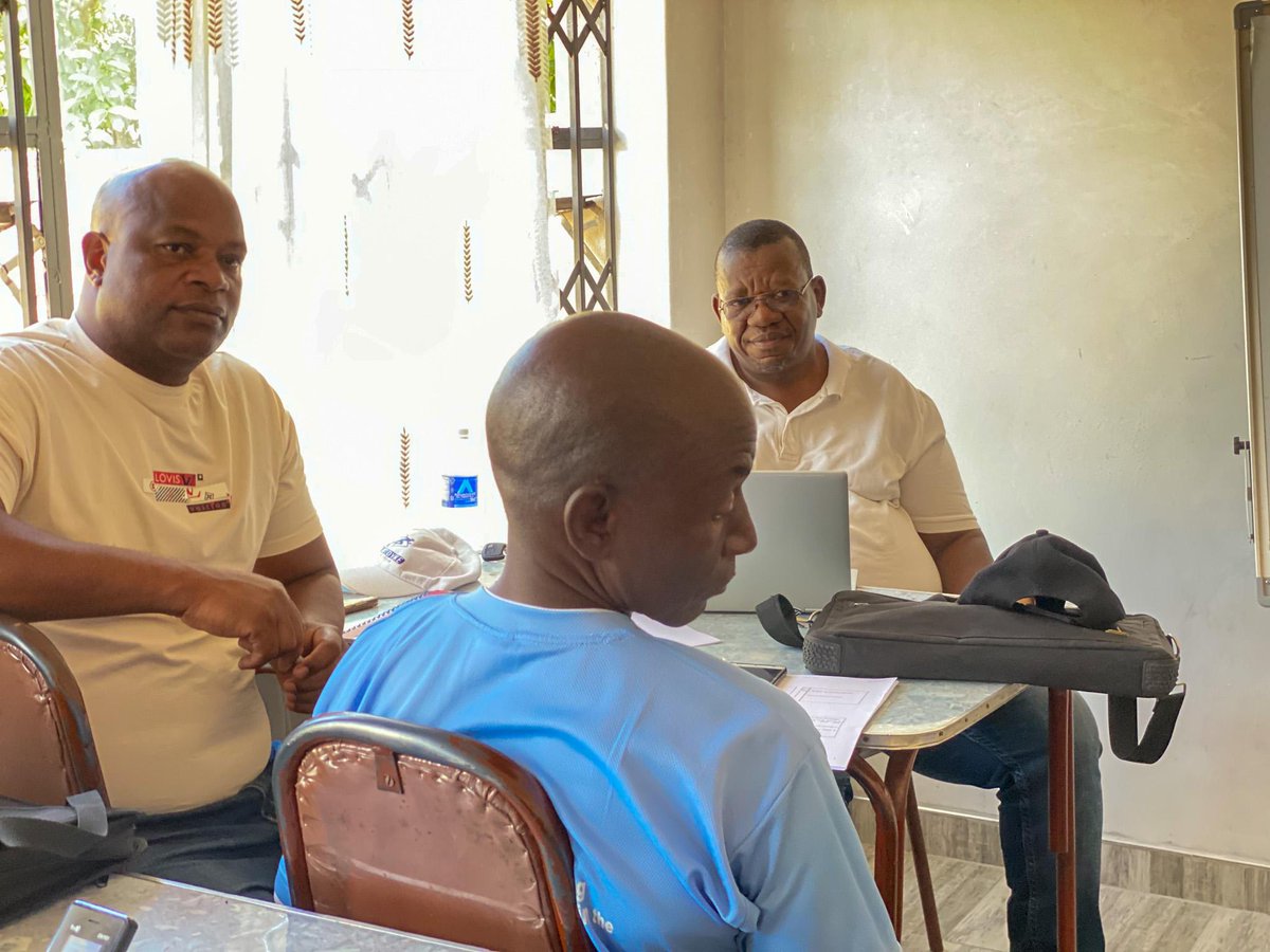 ZimLabourCenter's tweet photo. 🔵INPICTURES: This weekend our 13th class takes on Labour Economics 1 facilitated by our Principal Munyaradzi Mavesere. As part of our classes, students come for their physical lessons after every 4 weeks and continue the modules online. https://t.co/ieUJs3sJbr