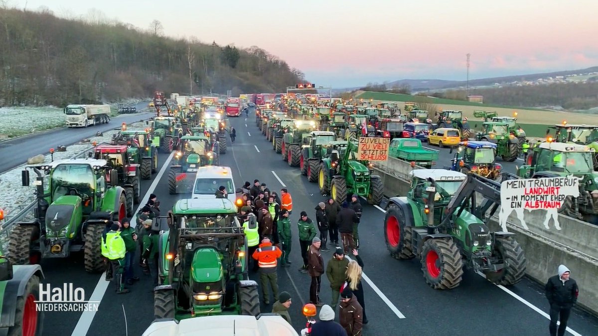 SiegfriedD45748's tweet image. Rechtsextreme und AfD Nazis heute Morgen: Blockaden sind ganz böse. Außer ... verlogenes Drecksfaschopack. #gi2911 #fckNazis #fckAfD