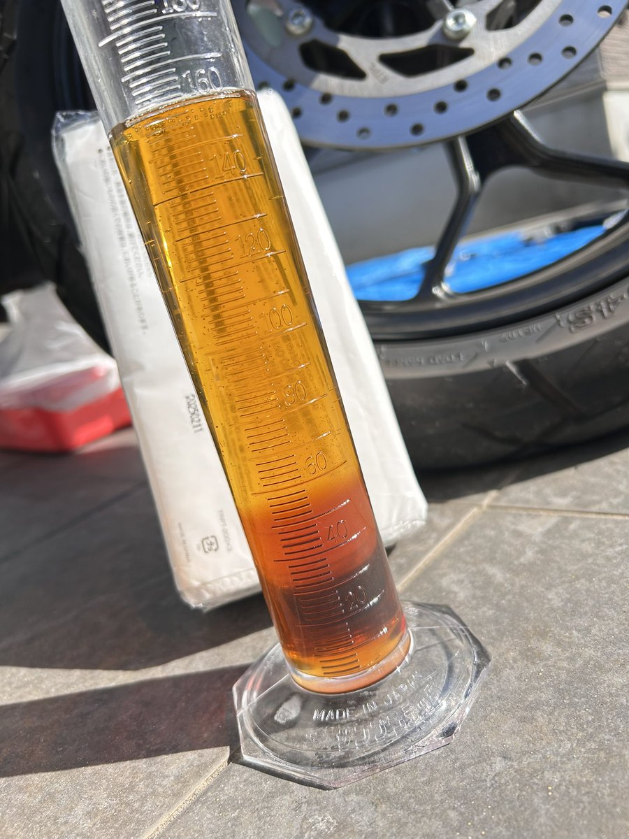 BassVOX22's tweet photo. 2,300km走ったのでオイル交換。んで、ルブロイドも2回目の注入。
比重が異なるのか、結構混じらんのなー。
#XSR155 #lubroid https://t.co/7RW07oVD1I