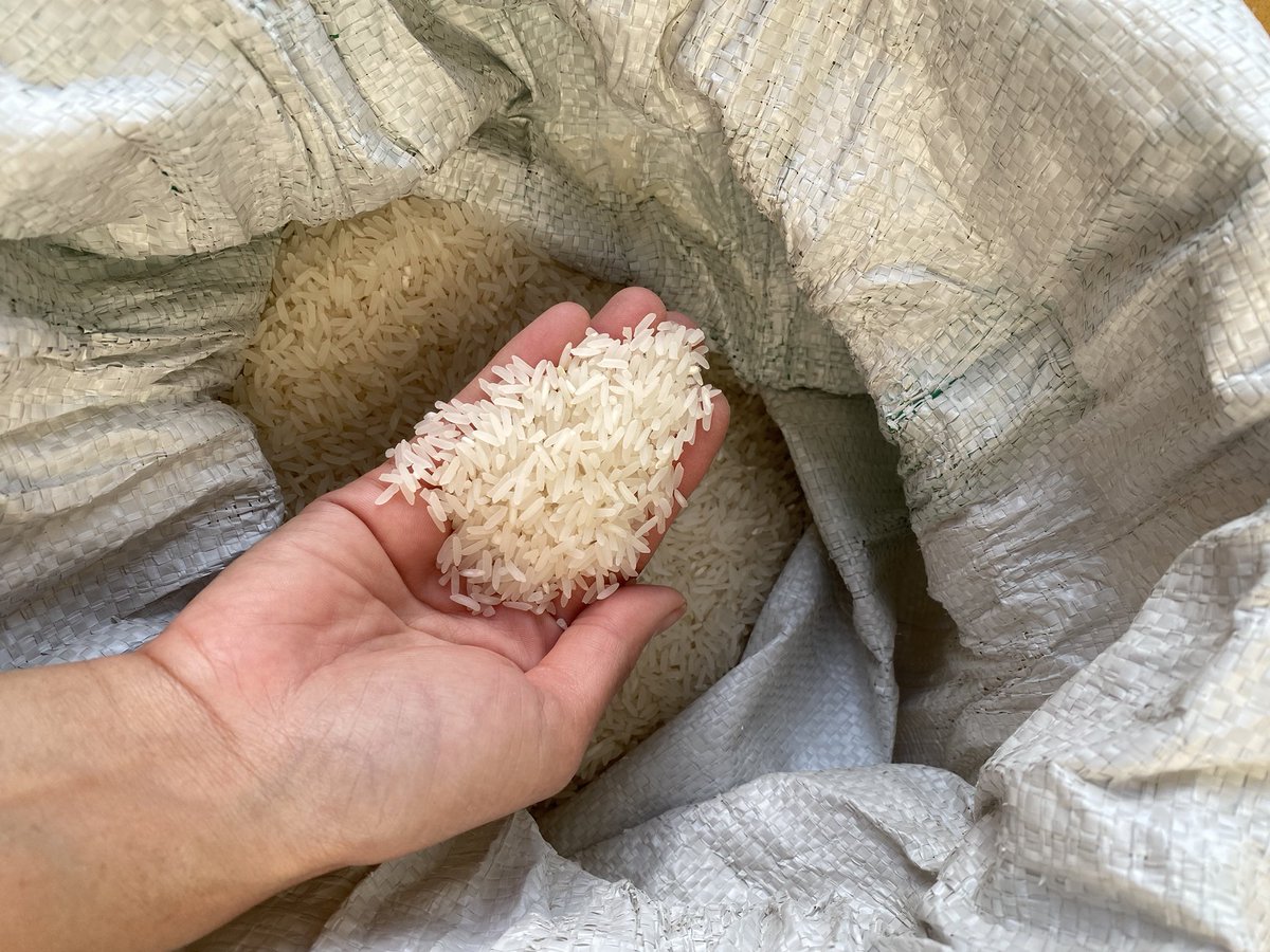 Sim_Cin's tweet image. แม่ส่งข้าวใหม่ของปีนี้มาให้จากอีสาน
แค่หุงใหม่ๆกินกับไข่เจียวเฉยๆก็อร่อย
ถ้าอยู่บ้านปกติแทบจะไม่ได้ซื้อข้าวถุงกินเลย
จะซื้อข้าวจากคนในหมู่บ้านทีละกระสอบหมดค่อยซื้อเพิ่ม