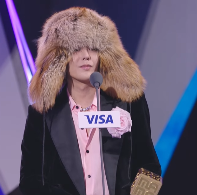 AboutMusicYT's tweet photo. G-Dragon of BIGBANG accepts an award at the 2025 MAMA. https://t.co/g7vZIwRQd7