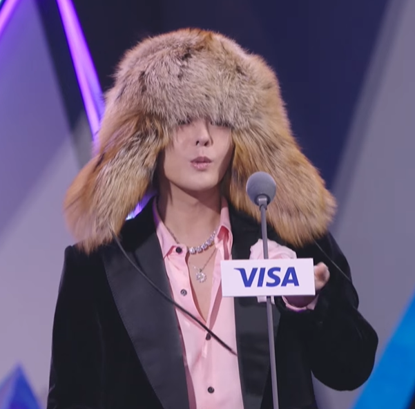 AboutMusicYT's tweet photo. G-Dragon of BIGBANG accepts an award at the 2025 MAMA. https://t.co/g7vZIwRQd7
