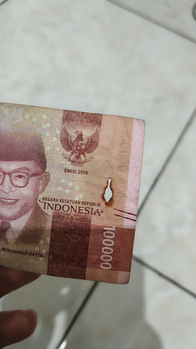 wolkitolkiiii's tweet photo. @BANKBRI_ID Min ini gimana? Barusan ambil uang di atm kc wonogiri sekitar pukul 17.32 dapat uang bolong, disetor tunai lagi gak bisa. https://t.co/D28b2nVZzs