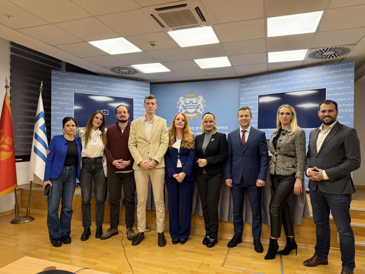 Podgorica je EVROPSKA PRIJESTONICA MLADIH 2028 🇪🇺💙

Još uvijek se privikavam da smo ovo zaista postigli.

Nakon prezentacije u Briselu sa gradonačelnikom Sašom Mujovićem vjerovali smo u rezultat, ali trenutak proglašenja bio je poseban.

Počinje nova era.

Mladi stvaraju grad!