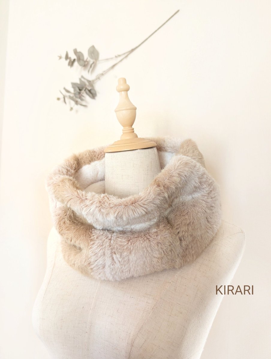 【小顔効果◎】淡色コーデに セレブラビット アイボリー×ラビットファーのボリュームスヌード｜ 軽くて暖か 冬の柔らかさ 国産エコファー 冬ギフト がはじめてお気に入り登録されました！

ありがとうございます😊
 #minne_fav
 minne.com/items/44430709…

#ボリュームスヌード
#ハンドメイドマフラー