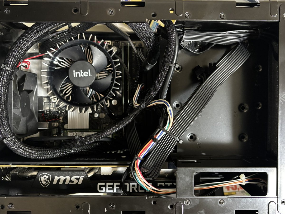 scion_junker's tweet image. 今回のケース、フロントがメッシュ構造になっているものの、フロントパネル裏に電源がある事からそこから吸気はほぼ望めないと判断🙄
・CPUクーラーをトップフローへ
・天板ファンを1枚吸気で取付け

老眼と闘いながら組立なう🪛

ちゃんと真ん中に空間を作ればそれなりに冷えるはず…🤔

#自作PC
#ITX