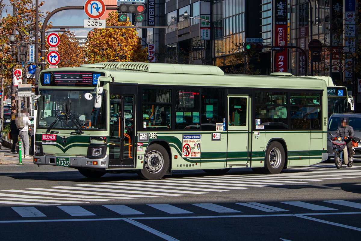 京都市交通局(京都市バス)
京都200か3637
2DG-LV290N2 2019年式 洛西近鉄所属
京都200か4325
2RG-LV290N4 2025年式 梅津所属
土休日に運行される観光特急で運用

25/11/29 京都市内