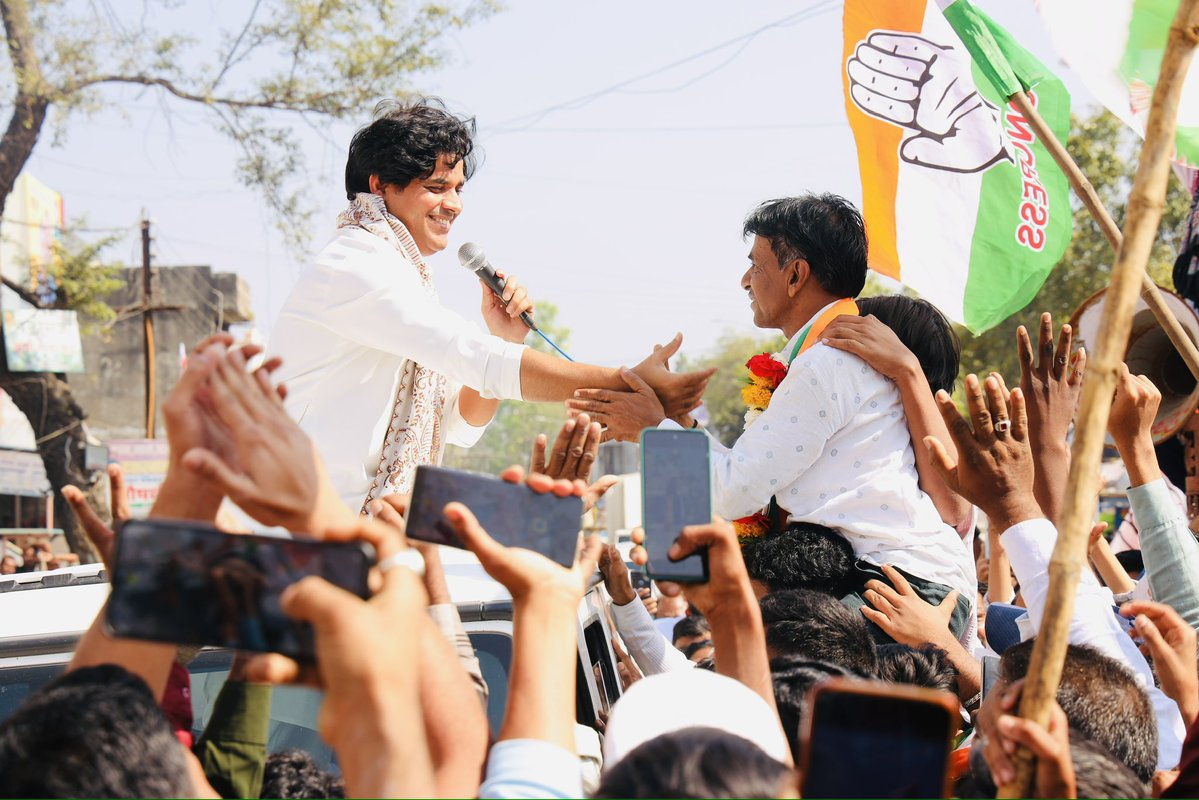 ShayarImran's tweet image. कुचल के रख दिया तुमने तमाम फूलों को
मगर बहार को आने से कैसे रोकोगे॥