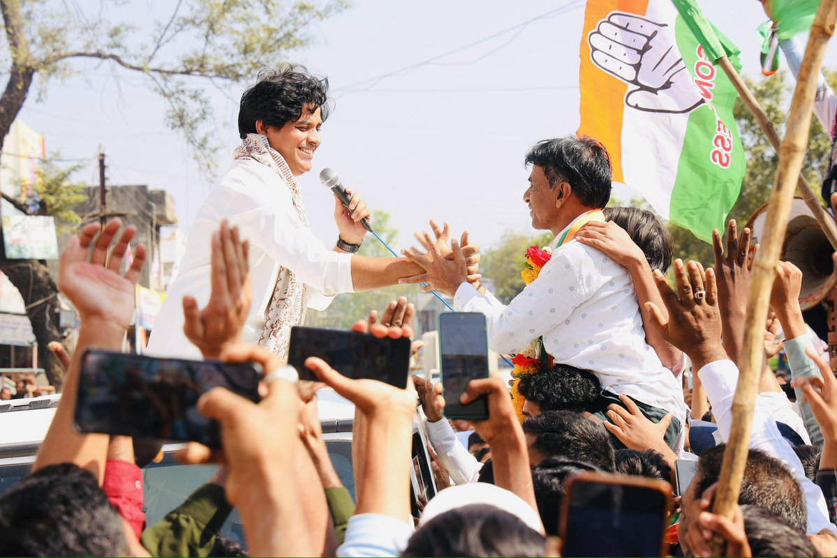 ShayarImran's tweet image. कुचल के रख दिया तुमने तमाम फूलों को
मगर बहार को आने से कैसे रोकोगे॥