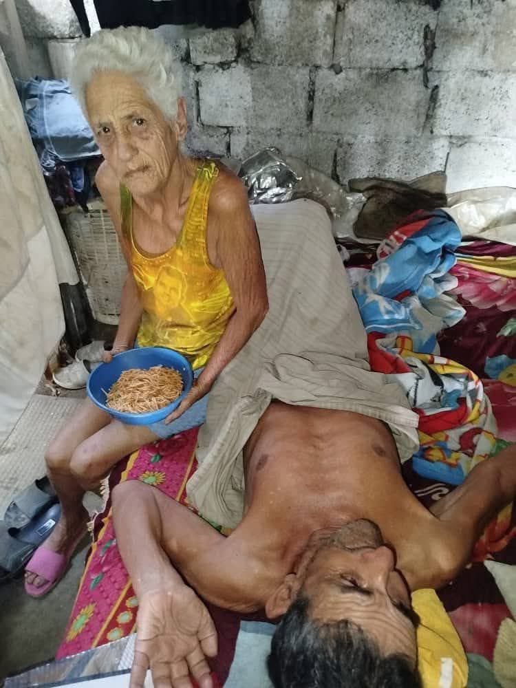 Cuba 🇨🇺 
Esto es socialismo. 👇🏿

‼️🛑 ellos son Juan y Amelia los ancianos que viven con su casita en peligro de derrumbe en la sierrita ‼️

Ahora ellos se encuentran con el virus y apenas fuerzas para ponerse en pie, es triste con esa enfermedad tan fuerte y sin alimentos. Tengo