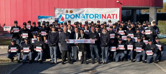 A Brescia ha fatto tappa la Maratona del donatore, iniziativa promossa da @Donatorinati, durante la quale allievi delle scuole Polgai di Brescia e di Peschiera del Garda, hanno aderito numerosi all'appello #essercisempre #ivaloricheciuniscono #29novembre  poliziadistato.it/articolo/32686…