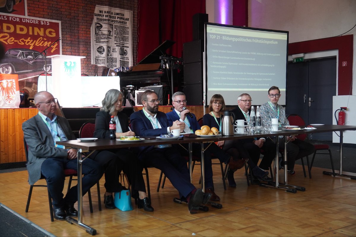 jungeunionbrb's tweet photo. Danke für die spannende #Diskussion.

@CDU_Brandenburg 
#bbt25 https://t.co/fBGklikSe7
