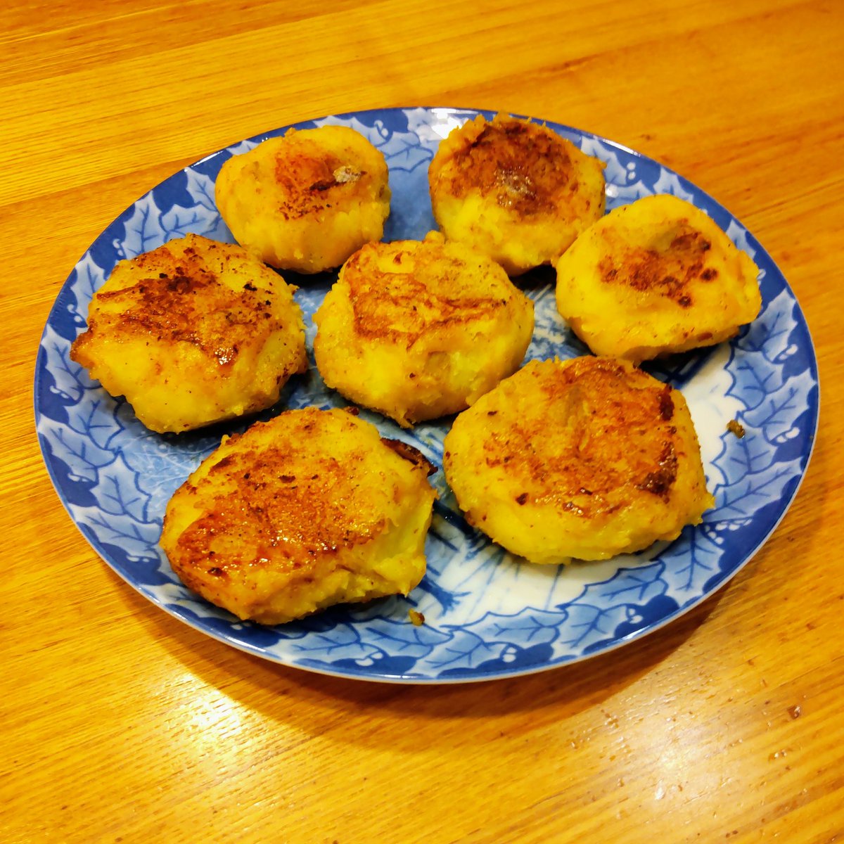 山本ゆりさんレシピでフライパンスイートポテト。見た目はアレですが美味しくできたはず。小6息子が「めちゃ美味しい」と言う割にはひとつしか食べなかったけど、自分は3個食べて満腹満足。オススメ！