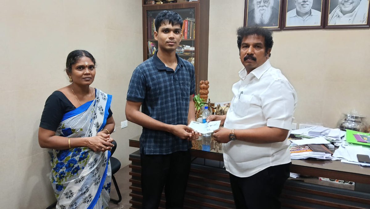 dmk_youthwing's tweet image. கழகத் தலைவர் - மாண்புமிகு முதலமைச்சர் @mkstalin அவர்களின் வழிகாட்டுதலில், இளைஞர் அணிச் செயலாளராக மாண்புமிகு துணை முதலமைச்சர் @Udhaystalin அவர்கள் பொறுப்பேற்றதில் இருந்து, இளைஞர் அணி அறக்கட்டளை மூலம் கல்வி, மருத்துவம் மற்றும் கழக முன்னோடிகளுக்குப் பொற்கிழி என பல்வேறு நிதி…