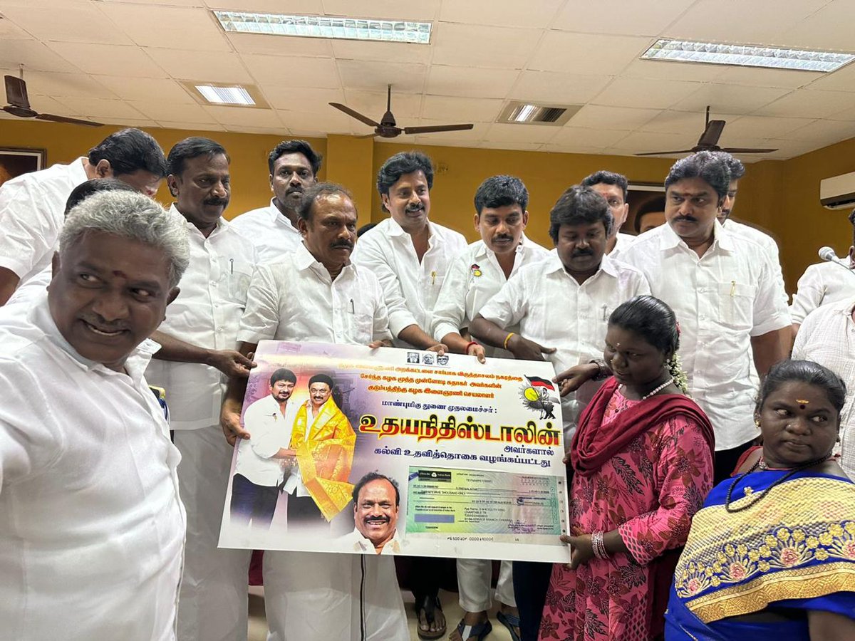 dmk_youthwing's tweet image. கழகத் தலைவர் - மாண்புமிகு முதலமைச்சர் @mkstalin அவர்களின் வழிகாட்டுதலில், இளைஞர் அணிச் செயலாளராக மாண்புமிகு துணை முதலமைச்சர் @Udhaystalin அவர்கள் பொறுப்பேற்றதில் இருந்து, இளைஞர் அணி அறக்கட்டளை மூலம் கல்வி, மருத்துவம் மற்றும் கழக முன்னோடிகளுக்குப் பொற்கிழி என பல்வேறு நிதி…