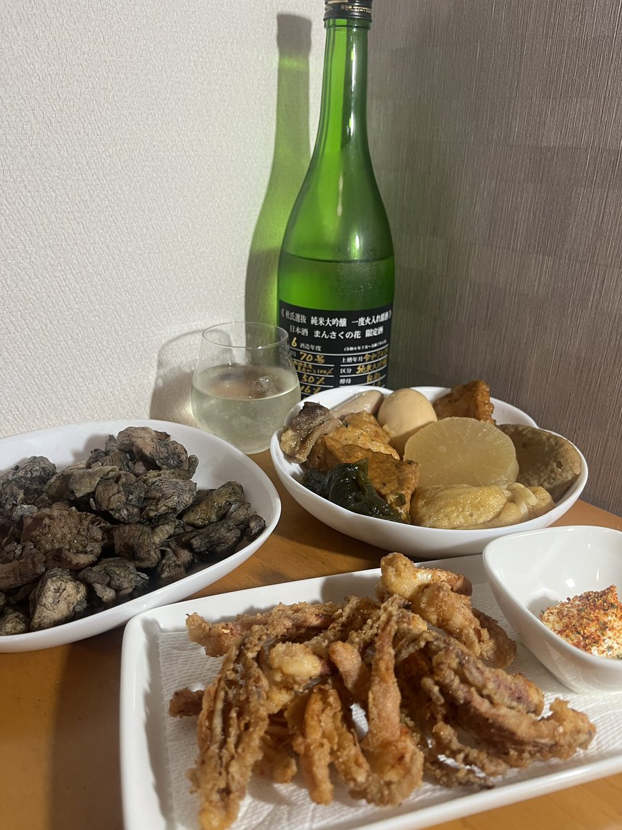 #まんさくの花 #純米大吟醸 #星あかり #秋田県横手市 #日の丸醸造
穏やかな吟醸香が鼻にスッと入る。
雑味がない綺麗な味わいで、何の引っ掛かりも無く喉の奥へ消えていく。後から優しい甘味がふわり、とにかく綺麗なお酒🍶
気が付くと無くなってるお酒！
都城のじとっこ、おでん、ゲソ唐と共に🍢🍶