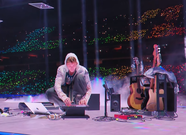 AboutMusicYT's tweet image. Martin of CORTIS creates music on stage at the 2025 MAMA.