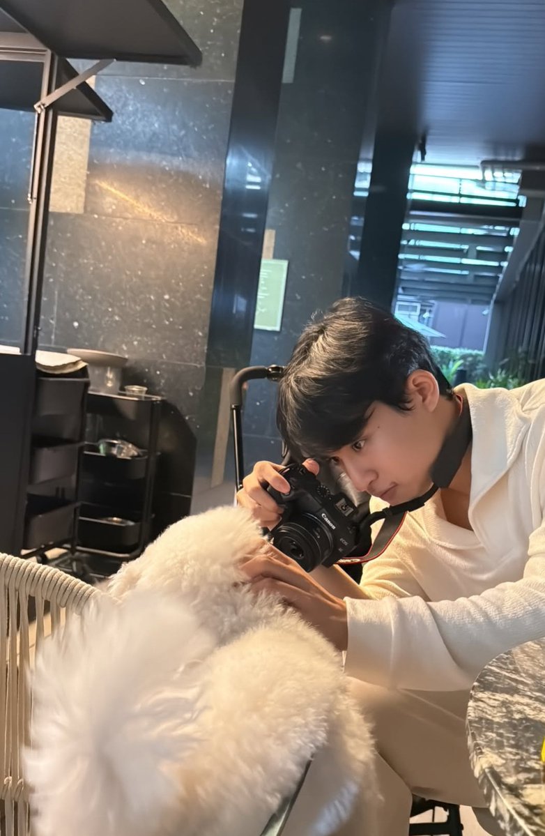 SujashriJ95157's tweet image. Matching outfits with camera. They are so prepared🤭🤭 #barcodetin #BarcodeKin #codekin