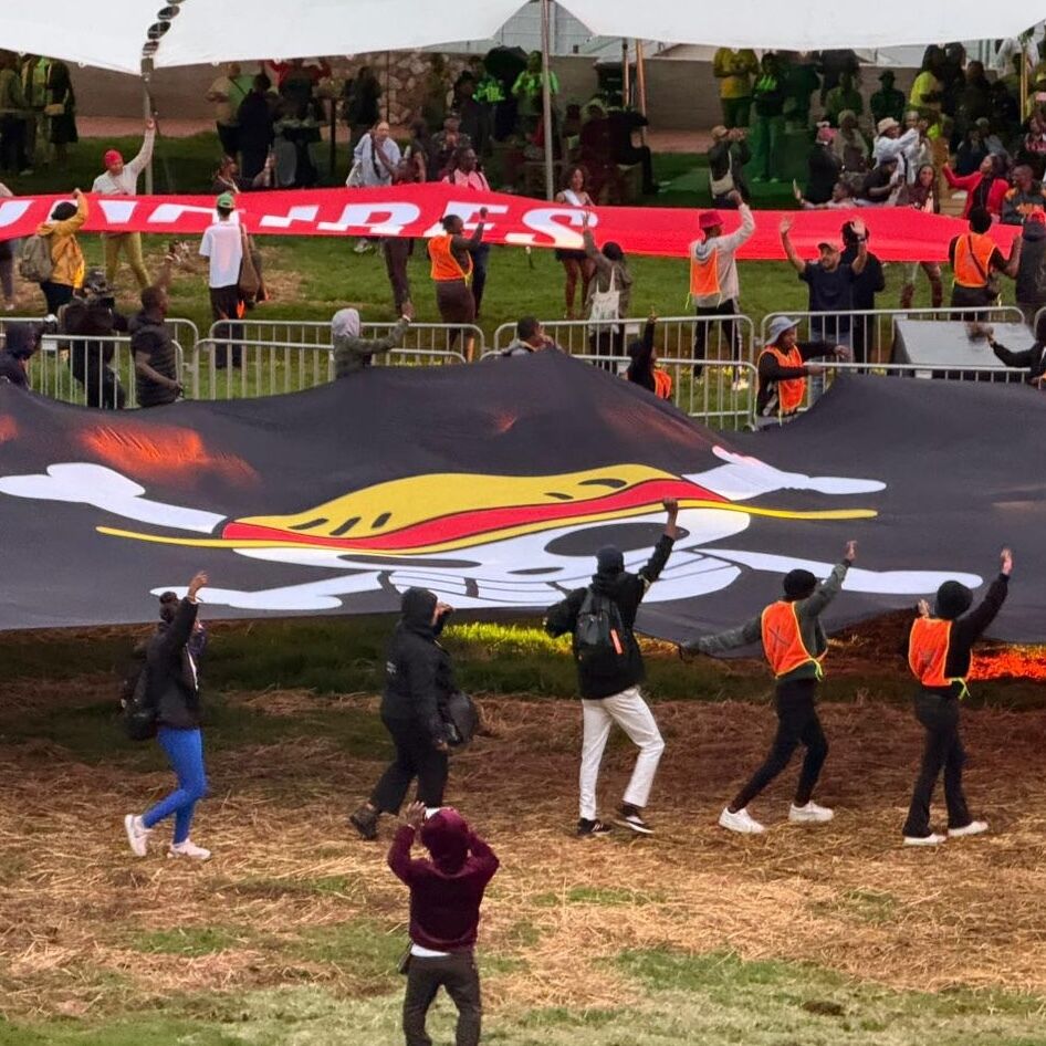 We the 99% draw a red line against billionaires. Tax the super-rich!

Learn more fightinequality.org/draw-a-redline