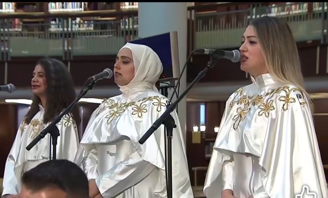 "Talâal Bedru Aleyna" nedir bilir misin? 

Sen Güneş'sin, sen Ay'sın
Sen nur üstüne nursun
Sen süreyya ışığısın
Ey sevgili ey rasûl

Ey bizden seçilen elçi
Yüce bir davetle geldin
Sen bu şehre şeref verdin
Ey sevgili hoş geldin

Burda sübliminal bir mesaj verilmek istenmiş,