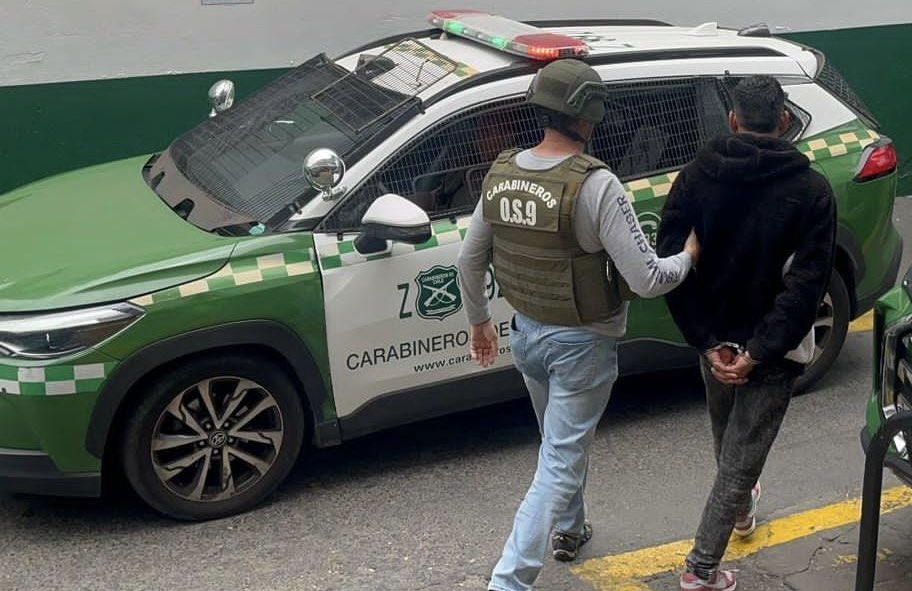antofagastaonline.cl/post/detienen-…

#Policial | Detienen en Antofagasta a peligroso delincuente por femicidio frustrado registrado en Arica

El sujeto de nacionalidad chilena, vinculado a la asociación criminal transnacional "Los Pulpos", es el presunto autor de diversos delitos, incluido