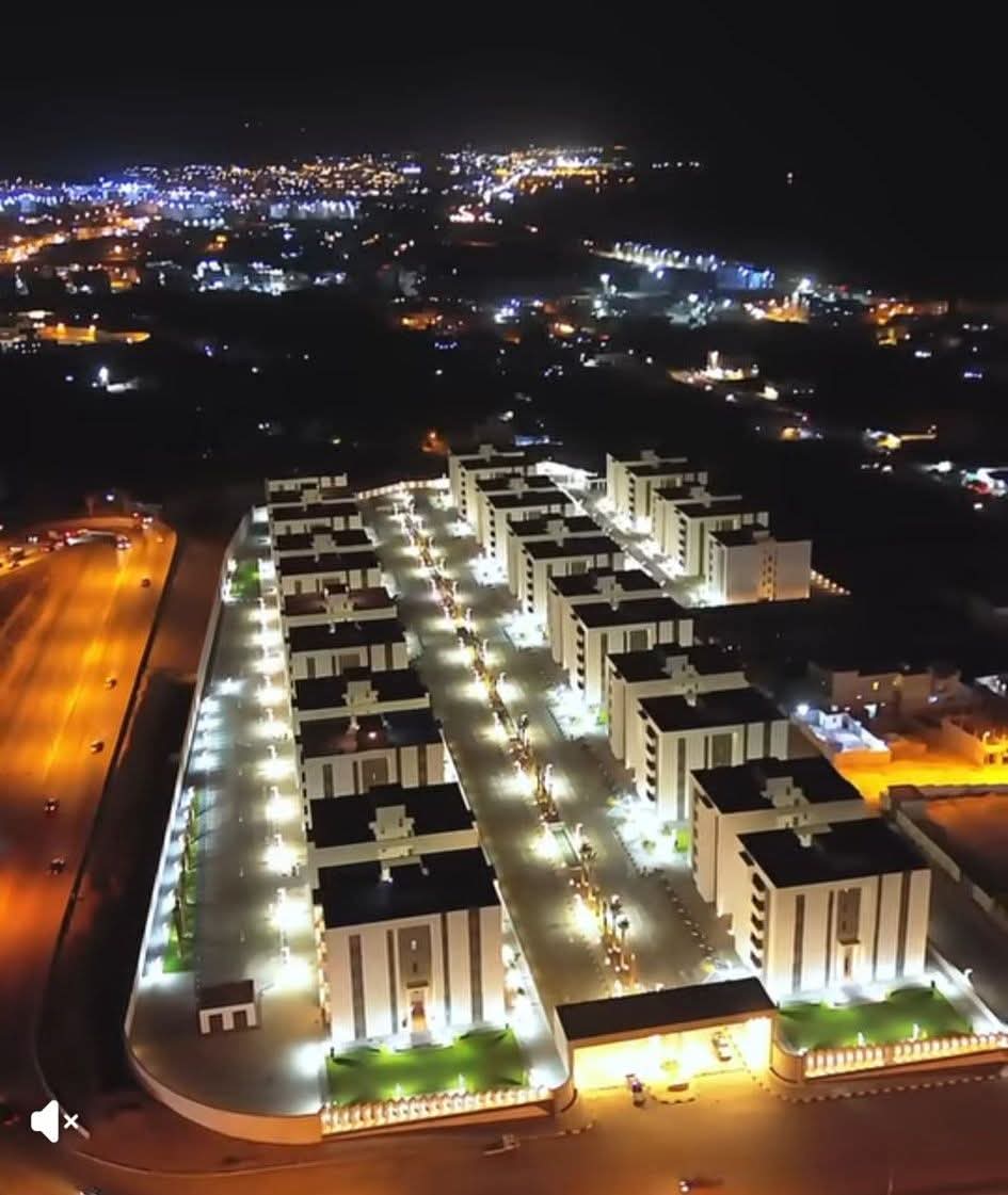 #درنة .... من مجرد أرض عسكرية وتستخدم لأغراض عسكرية منذ قرن وتعرف " معسكر عزوز " : باتت اليوم في ظل القوات المسلحة العربية الليبية وبجهد مبارك من مسؤولي صندوق الإعمار ( أيقونة معمارية ) تسر الناظرين ،بل مجمعا حيويا يضم " 280 " وحدة سكنية .. ماشاءالله تبارك الرحمن