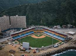 CON DOS BLANQUEOS ABRIÓ SUS PUERTAS EL FORUM DE MACUTO
29 de noviembre de 2020: Con un doble juego entre Tiburones y Bravos se inauguró oficialmente para el beisbol profesional venezolano el Forum de Macuto, moderno estadio de pelota situado en el estado La Guaira. (Hilo)