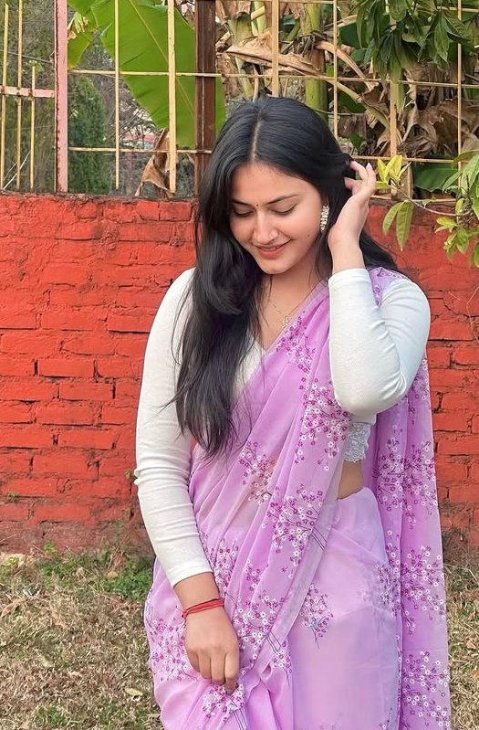 JatSaroj6828's tweet image. जो लड़कियां अपने माता पिता की इज्ज़त की परवाह नहीं करती हैं 

वो ना तो किसी की बेटी बनने के लायक हैं 
और ना ही किसी के घर की बहु