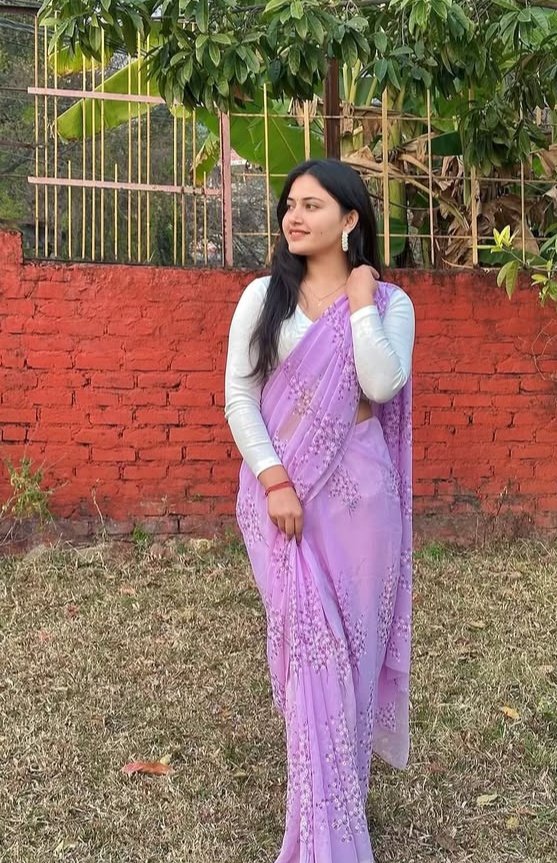 JatSaroj6828's tweet image. जो लड़कियां अपने माता पिता की इज्ज़त की परवाह नहीं करती हैं 

वो ना तो किसी की बेटी बनने के लायक हैं 
और ना ही किसी के घर की बहु