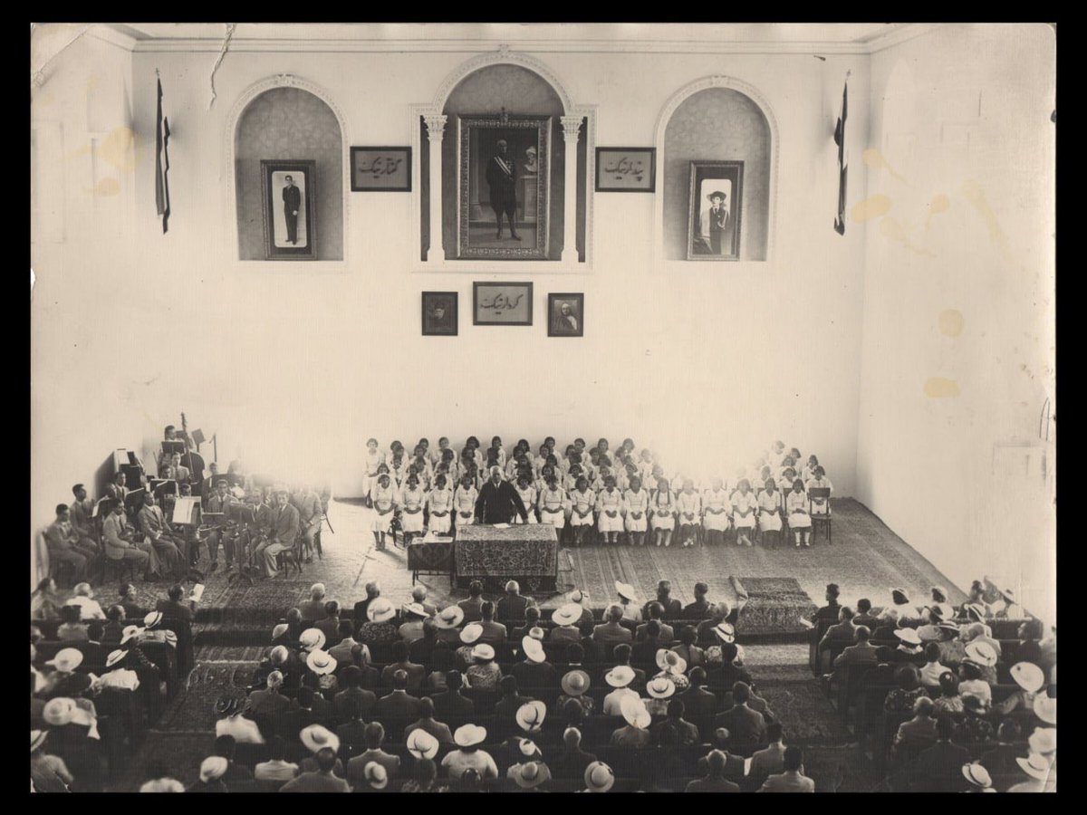 افتتاح مدرسه‌ی دخترانه‌ی انوشیروان دادگر در تهران، ۱۳۱۵، مهر عکاسخانه‌ی خادم روی عکس مشخص است