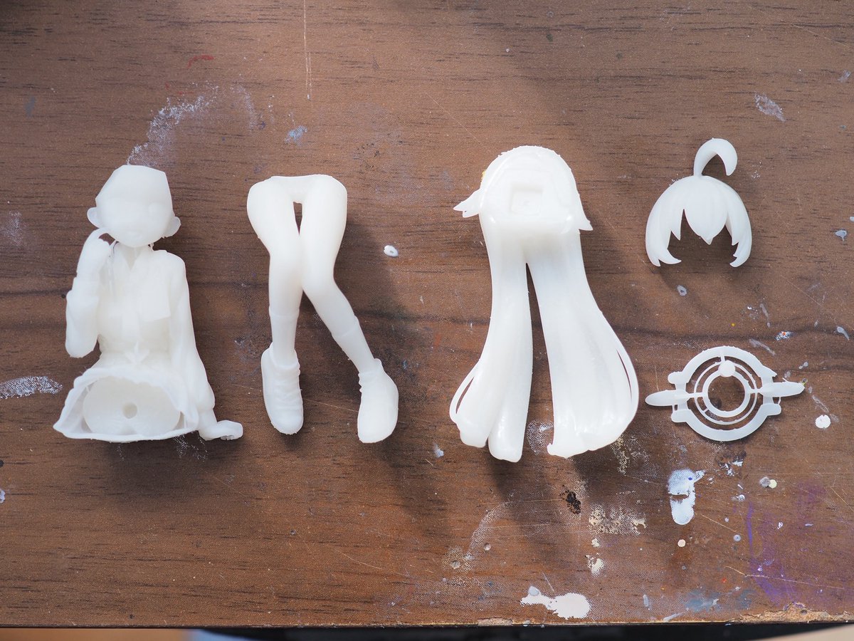 でかホシノフィギュアをミニチュア化したフィギュアも販売します！
高さ約10cmの手のひらサイズ
3Dプリンター出力アルコール洗浄UVレジン製 白色
デカール付き
パーツ数5
￥2,000
画像1枚目は肌と髪だけ塗ったものです
ここからは筆ですがまあ何とか塗れそう
 #となモ8  #ブルアカ