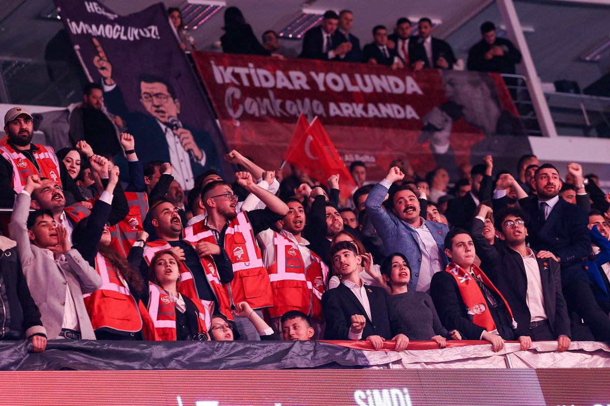 Cumhuriyetimizin ikinci yüzyılında; demokrasiye, adalete, eşitliğe ve birlikte yaşamın güzelliğine inanan herkesle Ankara’da bir aradayız.

Divan başkanlığını yürüttüğüm 39’uncu Olağan Kurultayımızın ikinci gününde, ayrıştıran değil birleştiren; umudu büyüten, adaleti