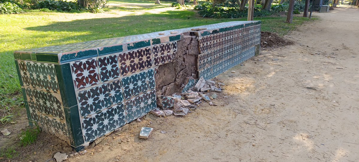 frelimpio's tweet image. @AmparoGraciani desde hace más de dos semanas
@Ayto_Sevilla 
Banco junto a la Palmera