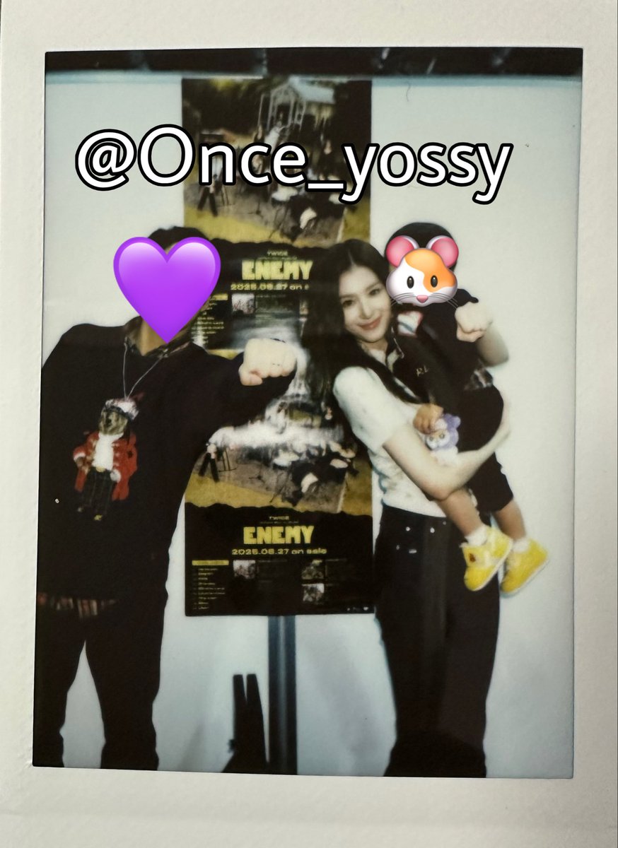 Once_yossy's tweet image. 251129 ツーショット📸

子供連れてきて一緒に撮れるなんて思ってなかったけど、サナちゃんが子供に「おいで！おいで〜！」って言って迎えに来てくれた🥲

子供を持ったのはまさかのサナちゃん😳

ポーズは( &apos;-&apos;(⚈ ̍̑⚈͜ ̍̑⚈)  )ｱﾝﾊﾟﾝﾁ

サナちゃんの優しさが滲み出た日でした🥹…