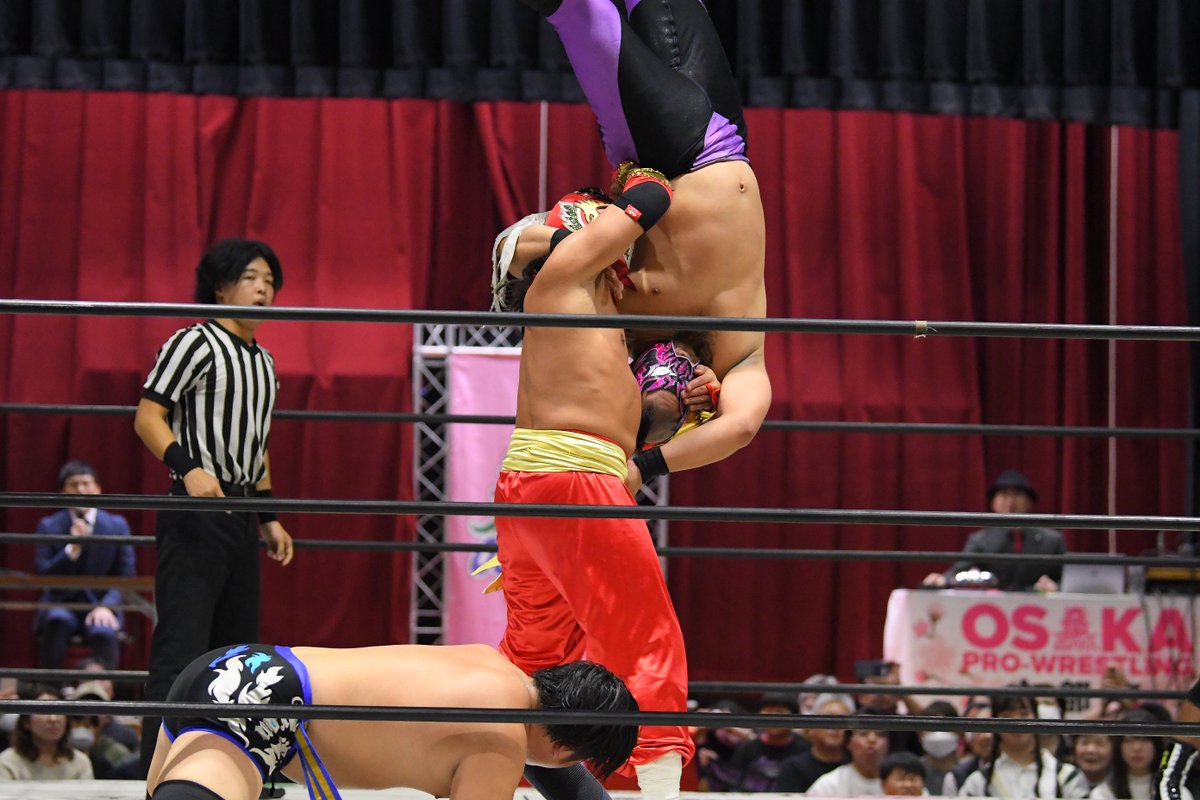 mjk_pw100's tweet image. 2025.11.29 大阪プロレス アクティブスクエア大東
第5試合
ハヤブサ選手。田中将斗選手。
ハヤブサ選手のファルコンアロー、
田中選手のスライディングD！
#大阪プロレス #pwzero1