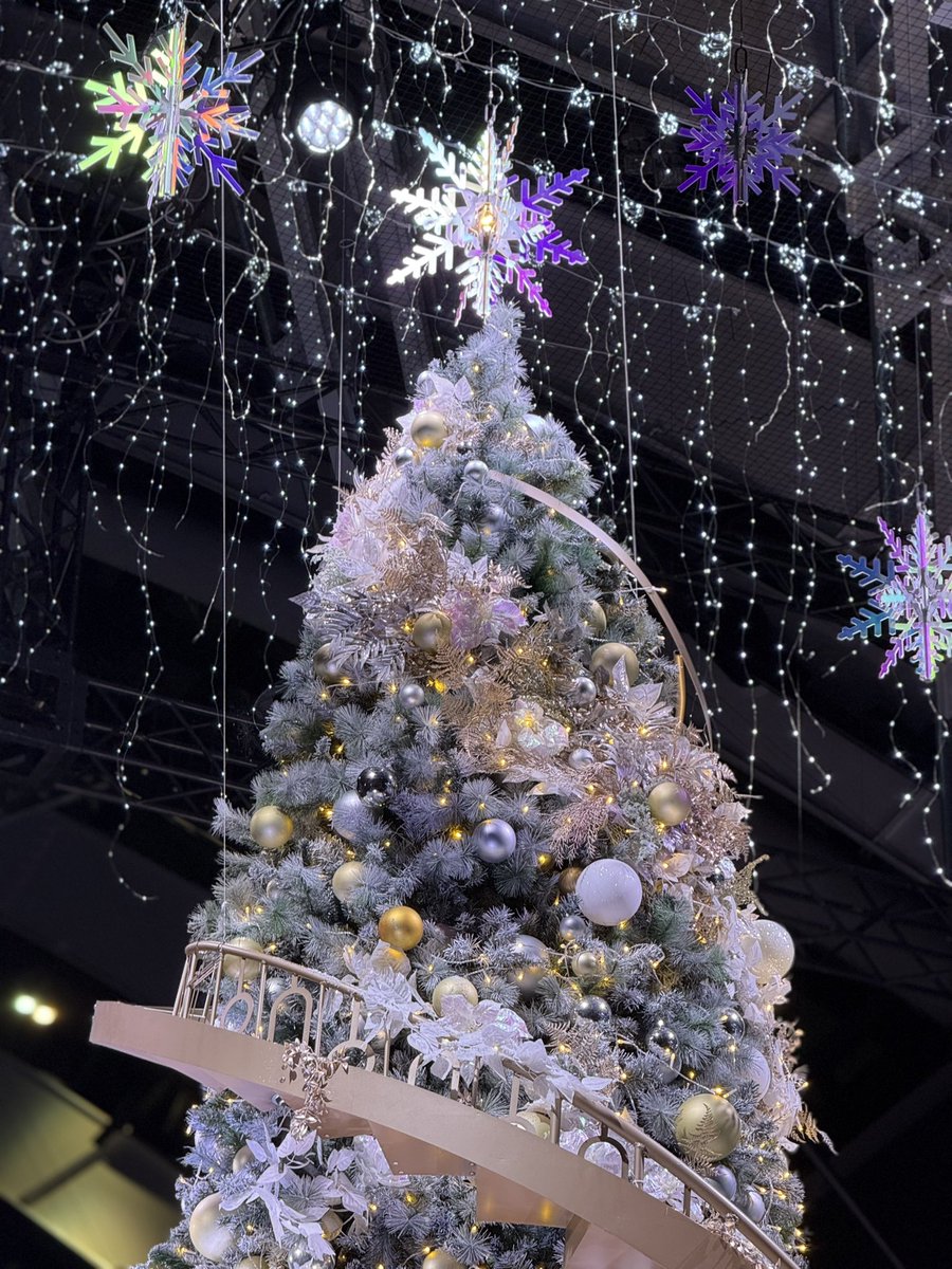 hannin_mk's tweet photo. こんばんは！お久しぶりです🫧
先日、新宿住友ビルの三角広場に素敵なツリーが出現したということで行ってきたよ〜♡̴
一目見た時のインパクト、桁違いの綺麗さを体感してほしいからぜひ行ってみてほしい🎄❄️ https://t.co/RCUiPBmQzP