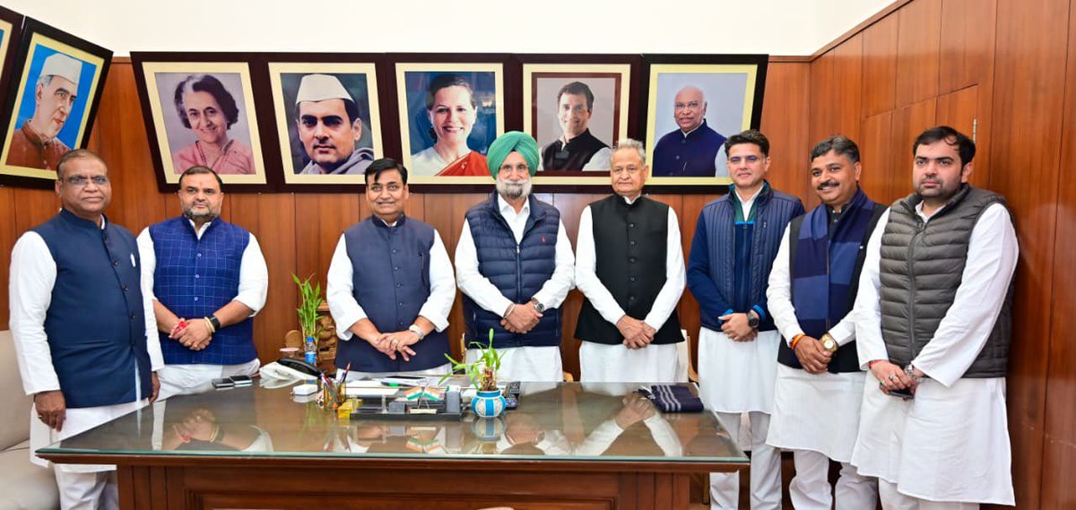 GovindDotasra's tweet image. पीसीसी में राजस्थान प्रदेश कांग्रेस प्रभारी सुखजिंदर सिंह रंधावा जी, पूर्व मुख्यमंत्री अशोक गहलोत जी, नेता प्रतिपक्ष टीकाराम जूली जी, AICC महासचिव, छत्तीसगढ़ प्रभारी सचिन पायलट जी, AICC सचिव सह प्रभारी चिरंजीव राव जी, धीरज गुर्जर जी एवं पार्टी नेताओं का हार्दिक अभिनंदन किया।