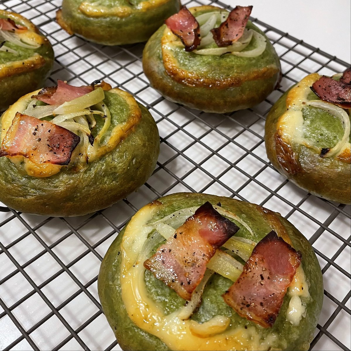 mayu_kitchen's tweet photo. ほうれん草パウダーをやっと手に入れたからオニオンベーコンマヨパン焼いた🥳焼き過ぎだし、マヨがとっちらかっちゃったからまた調整してリベンジしよ～！
 #パン作り https://t.co/0TX5yQpWTL