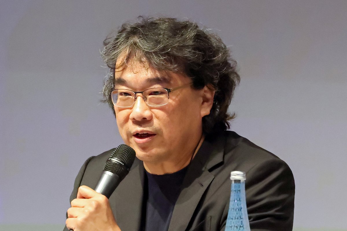 Variety's tweet image. Bong Joon Ho said he hopes the proliferation of AI is &quot;the beginning of the human race finally seriously thinking about what only humans can do.&quot;

But, he added with a laugh: &quot;I’m going to organize a military squad where their mission is to destroy AI all over the world.&quot;…