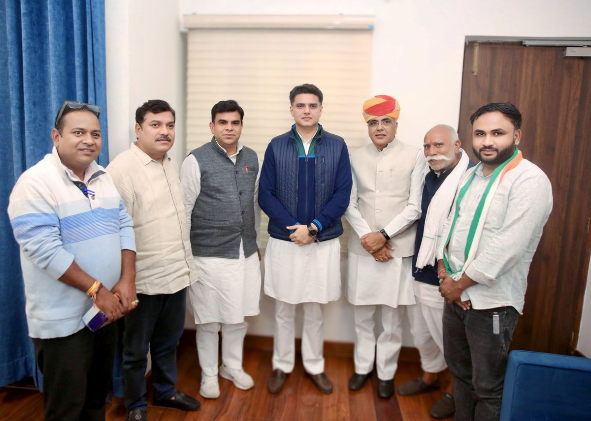 आज जयपुर जिला अध्यक्ष (पूर्व) श्री गोपाल मीना जी के साथ माननीय पूर्व उप मुख्यमंत्री AICC महासचिव श्री सचिन पायलट जी से शिष्टाचार भेंट की।
 मुलाक़ात के दौरान गोपाल मीना जी को जयपुर जिला अध्यक्ष के रूप में मिली जिम्मेदारी के लिए हार्दिक बधाई एवं शुभकामनाएँ प्रेषित कीं।
<a href="/SachinPilot/">Sachin Pilot</a>