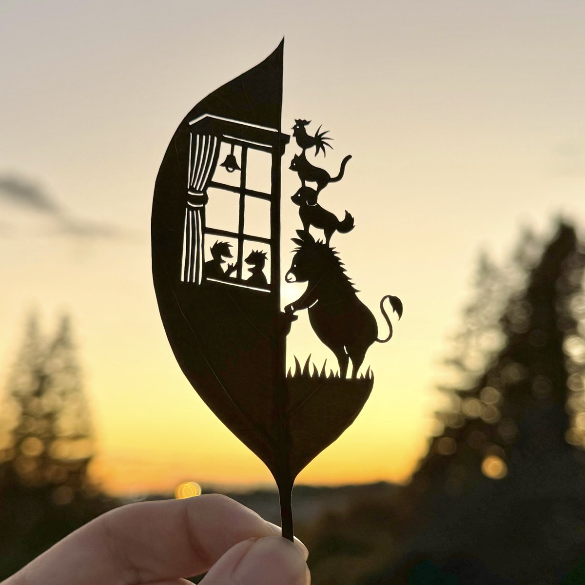 lito_leafart's tweet image. ｢動物たちは、強盗たちを追い払う方法を相談し、とうとうある計画を思いつきました｣

#ブレーメンの音楽隊