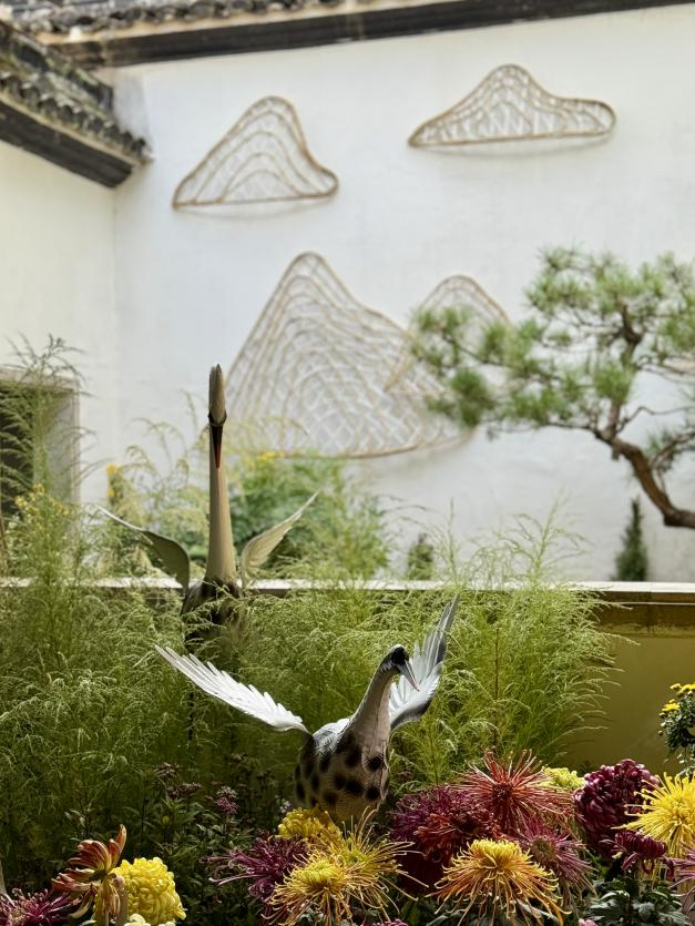 LinpingStyle's tweet image. The #chrysanthemum exhibition at Hangzhou Botanical Garden is in full swing. Among them, the &quot;Poetic #Linping&quot; #garden integrates chrysanthemum landscaping with urban symbols, creating multiple popular photo spots and earning the gold award for plant display.